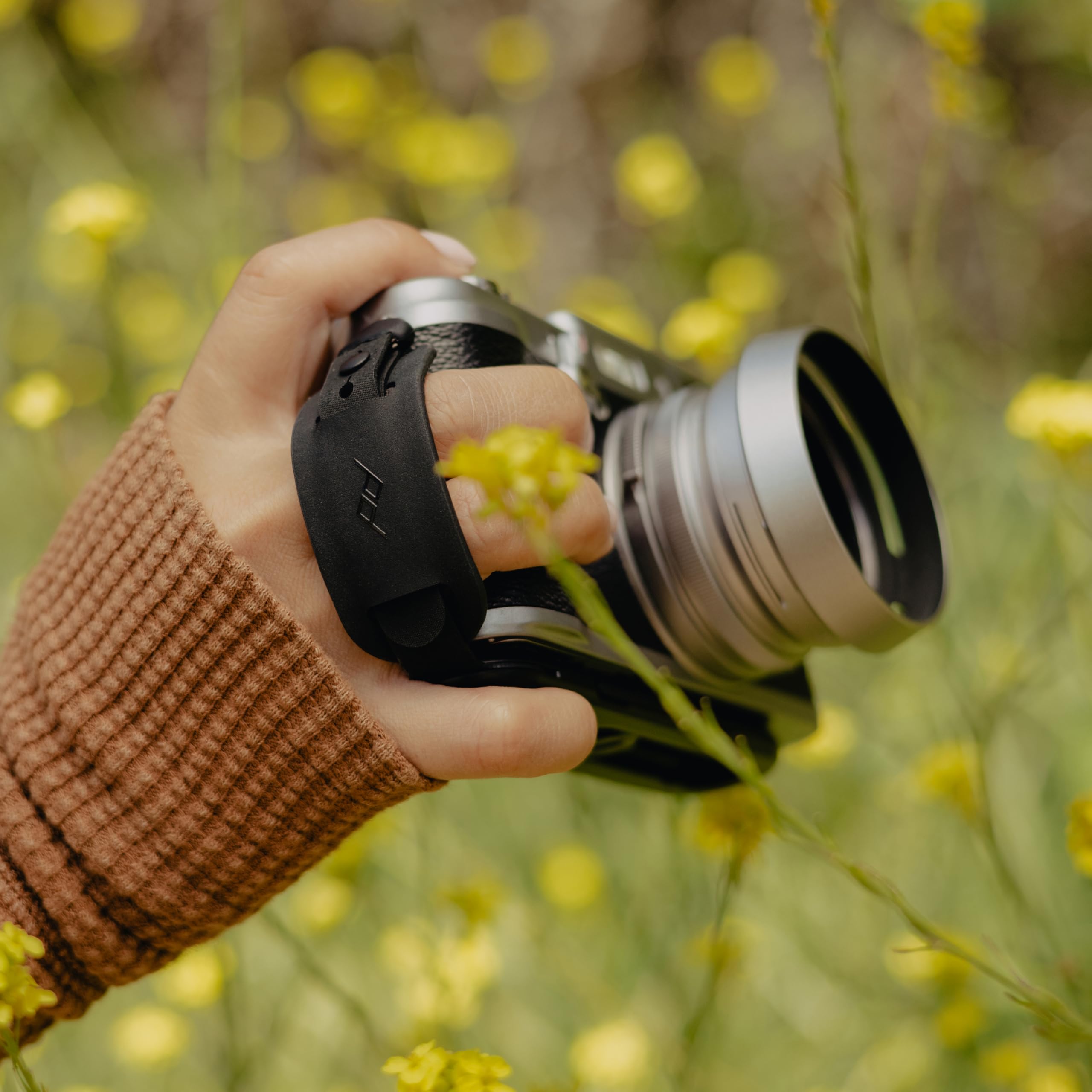 Peak Design Micro Clutch I-Plate Camera Hand Strap, For Mirrorless Cameras, Low-Profile Finger Loop, Battery Access, ARCA-Compatible Baseplate, Secure and Comfortable, Camera Straps for Photographers - Image 4